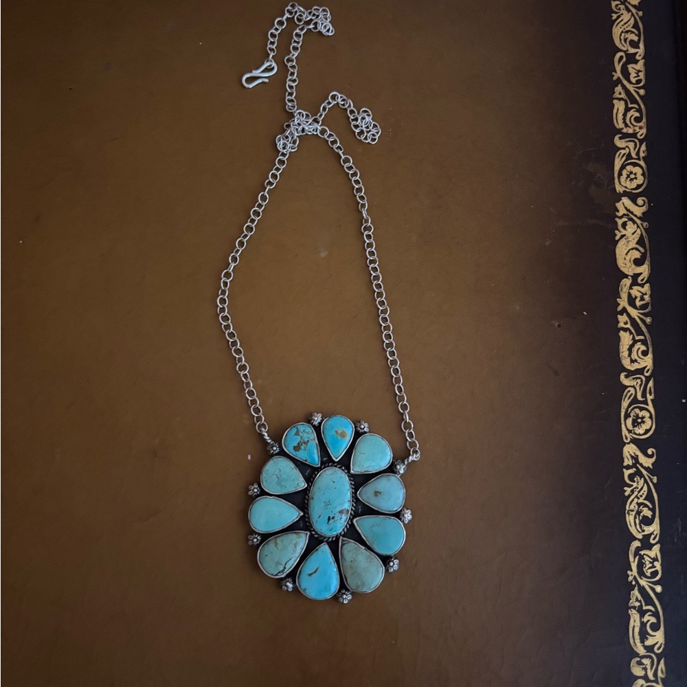 Chic Turquoise and Silver Floral Necklace